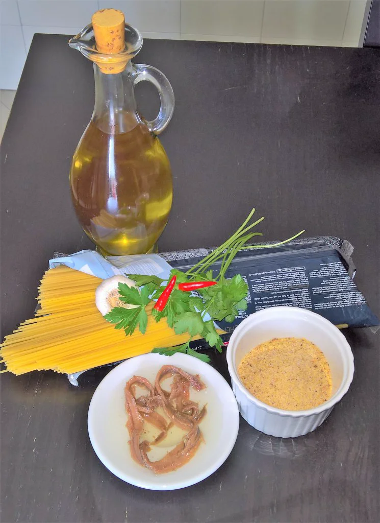 spaghetti del capitano acciughe e pangrattato
